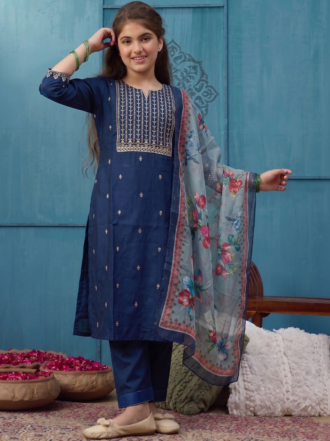 VOGAAN JUNIOR Girls Ethnic Motifs Embroidered Regular Thread Work Kurta with Trousers & With Dupatta