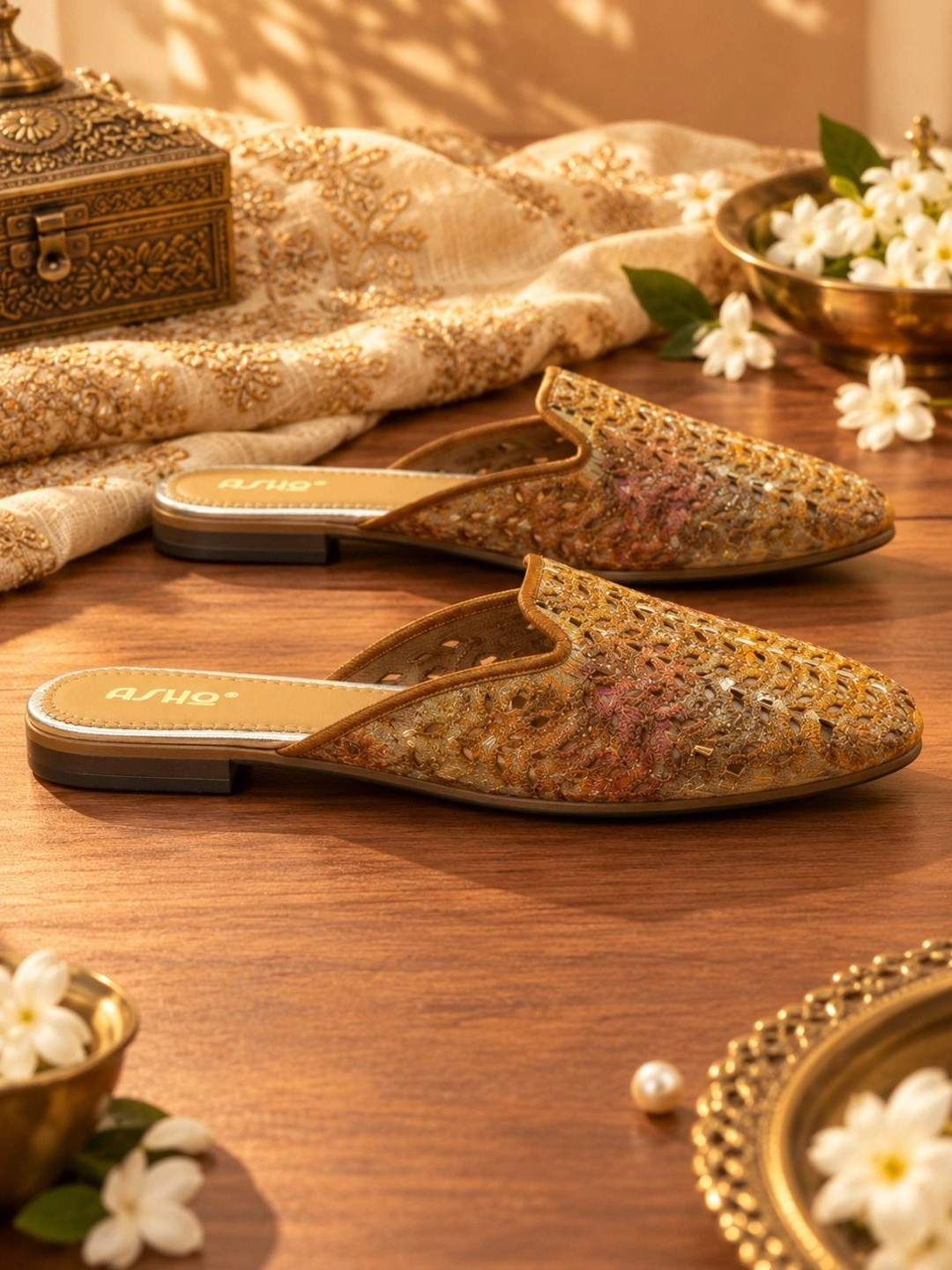 ASHO WITH FASHION MADE GLOBAL Women Ethnic Fashion Sandals