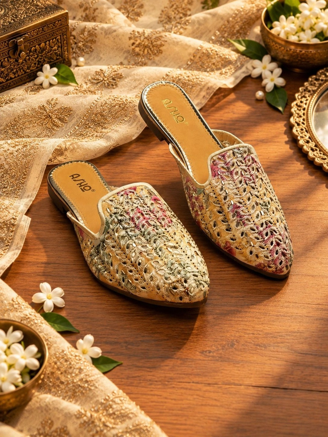 ASHO WITH FASHION MADE GLOBAL Women Ethnic Shoe-Style Sandals