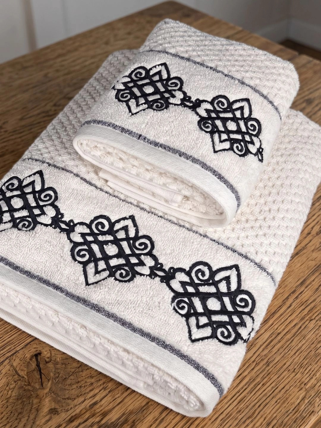SENSES Blue & White 2 Pieces Floral Printed Cotton 550 GSM Towel Set