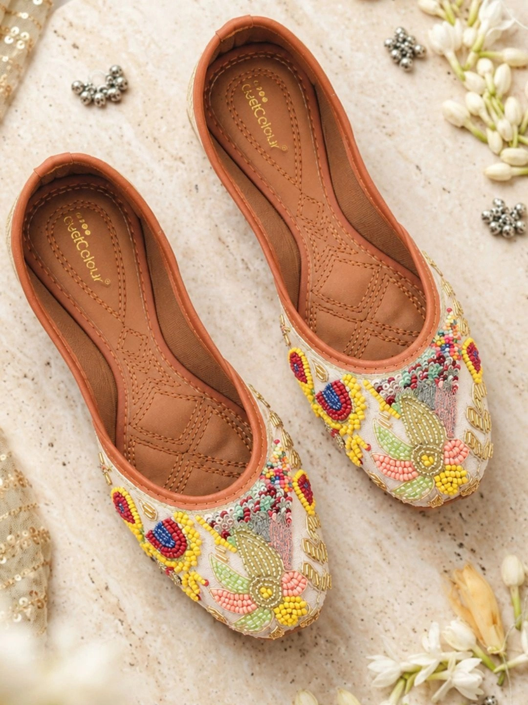 DESI COLOUR Women White Ethnic Mojaris