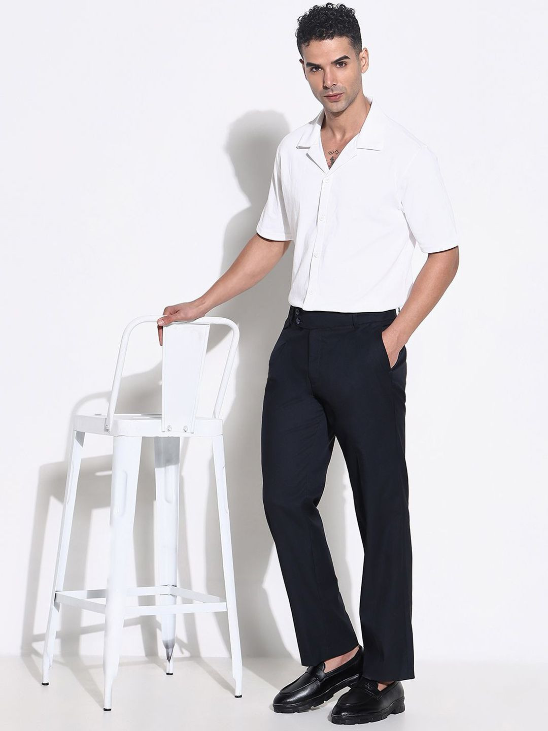 SHOWOFFFF Men Comfort Low-Rise Pleated Trousers