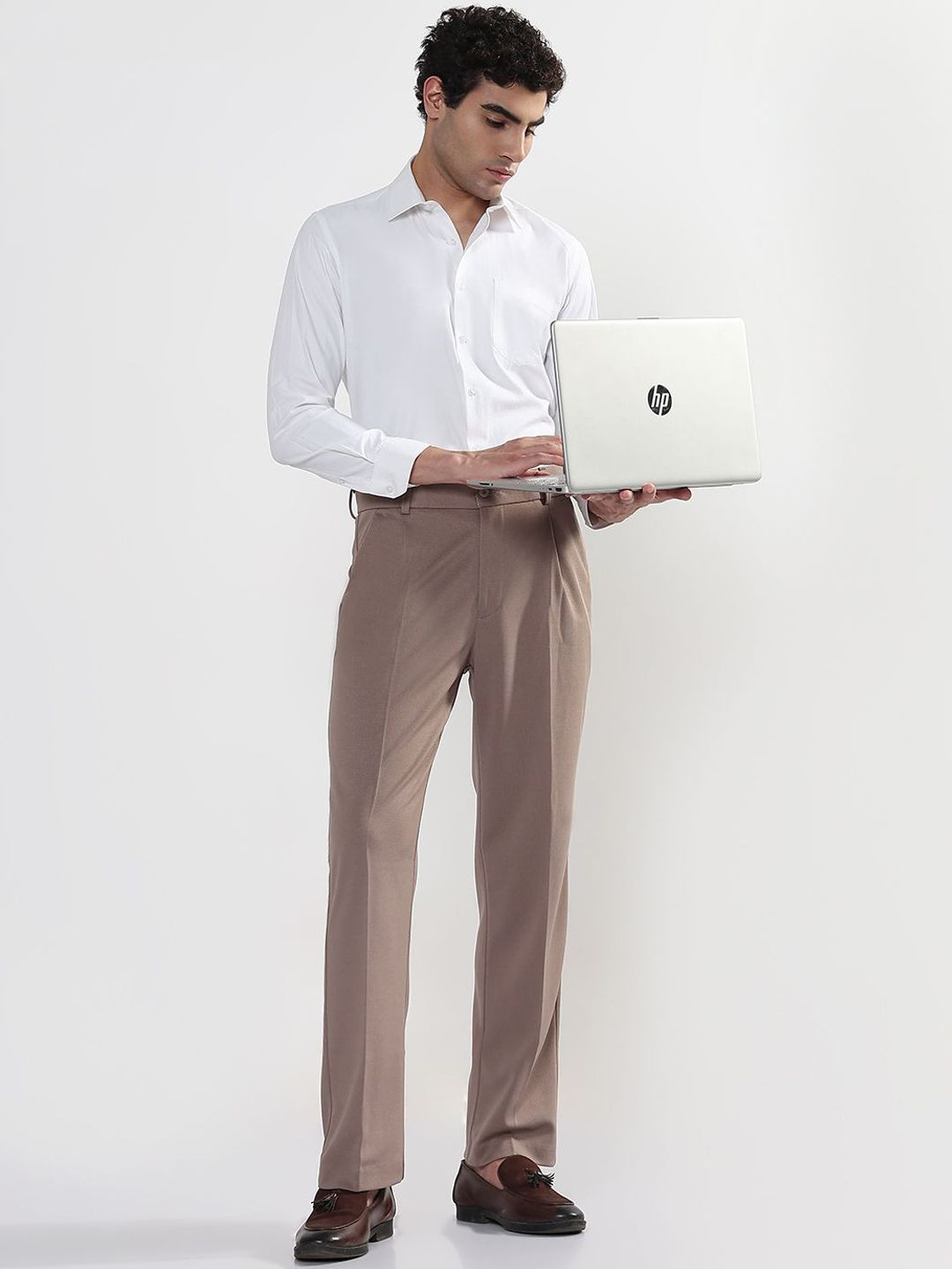 SHOWOFFFF Men Custom Low-Rise Pleated Trousers
