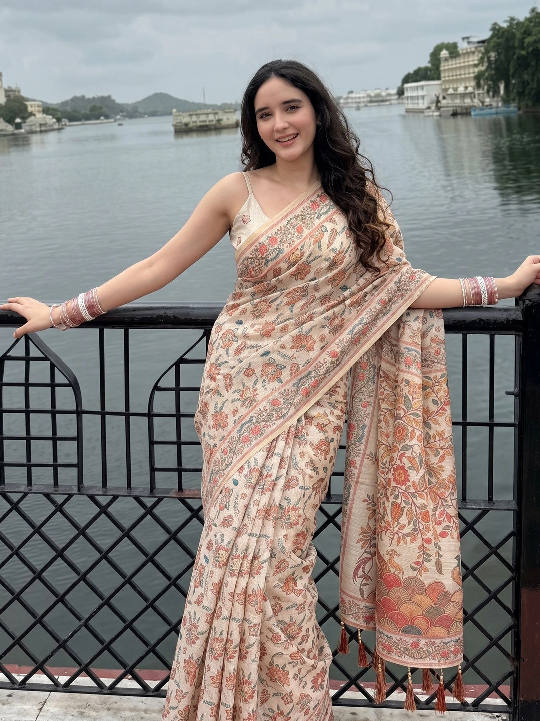 ALMAARI FASHION Floral Printed Pure Cotton Saree With Tassels