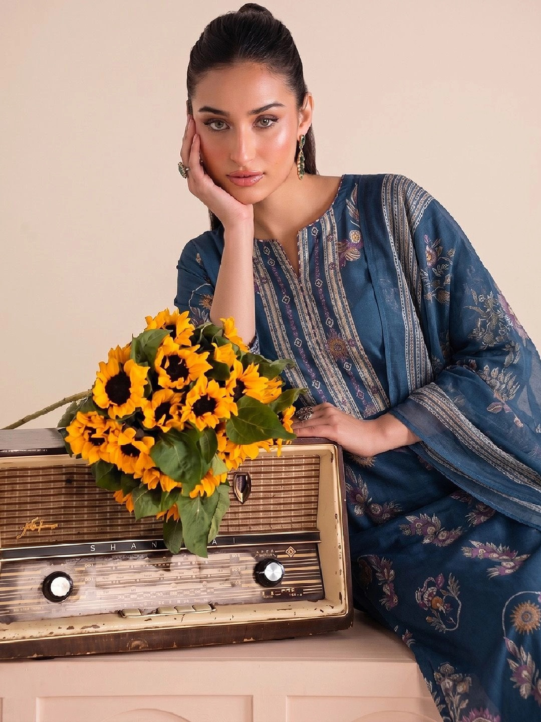 Varanga Women Floral Printed Regular Kurta with Trousers & With Dupatta