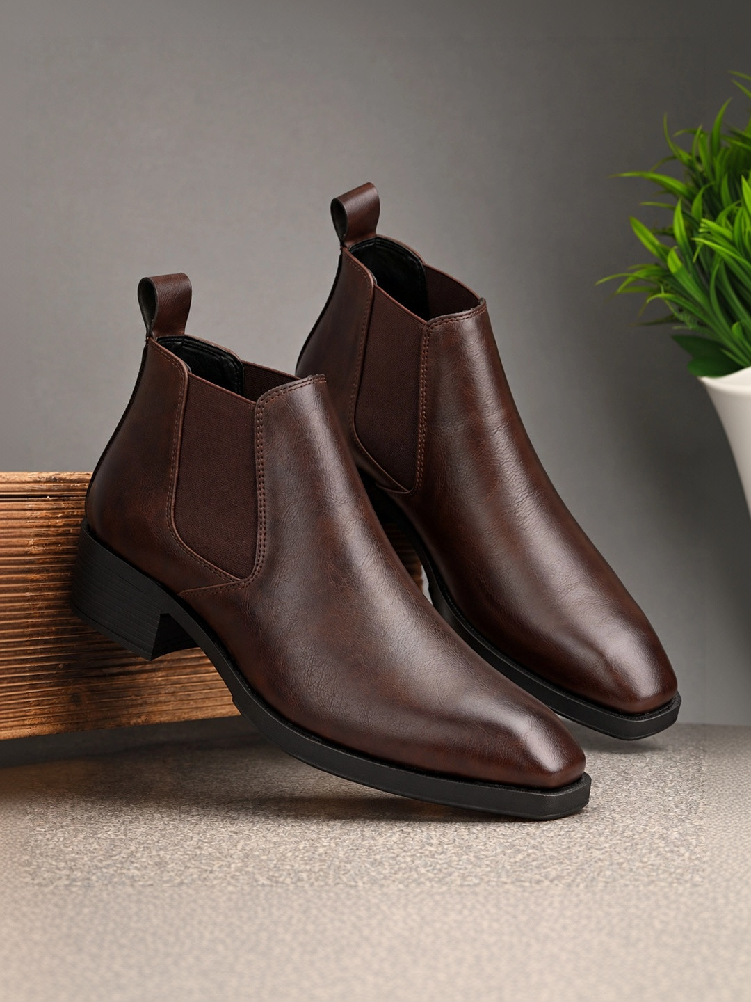 Roadster Men Square Toe Slip-On Chelsea Boots - Image 1