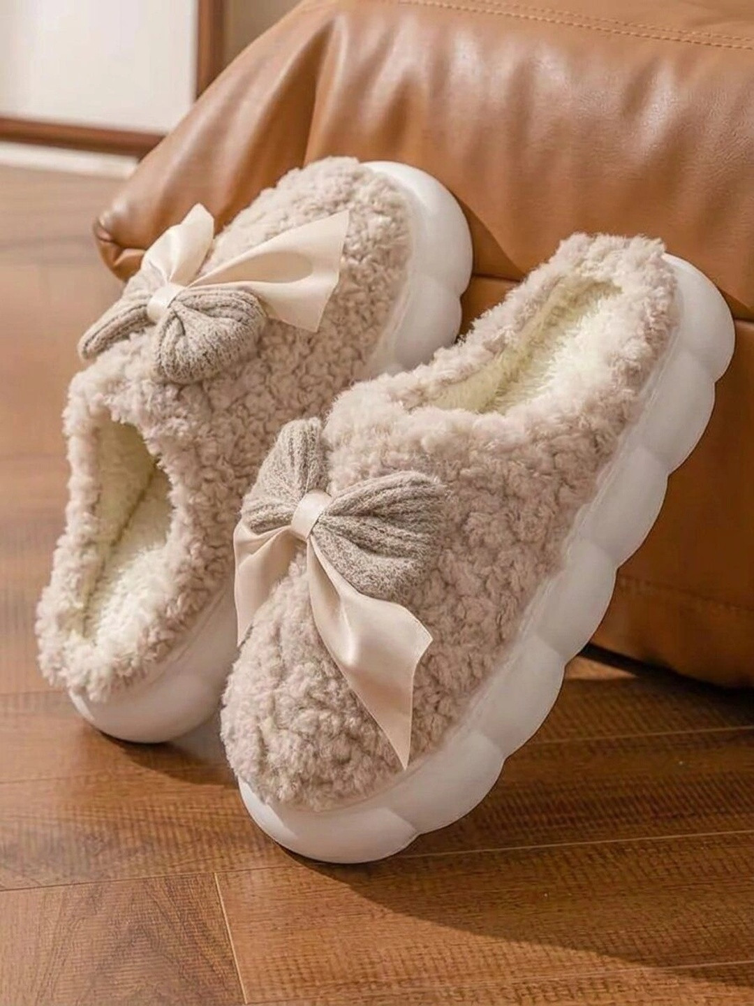 WOLVESDEN Women Fur Room Slippers