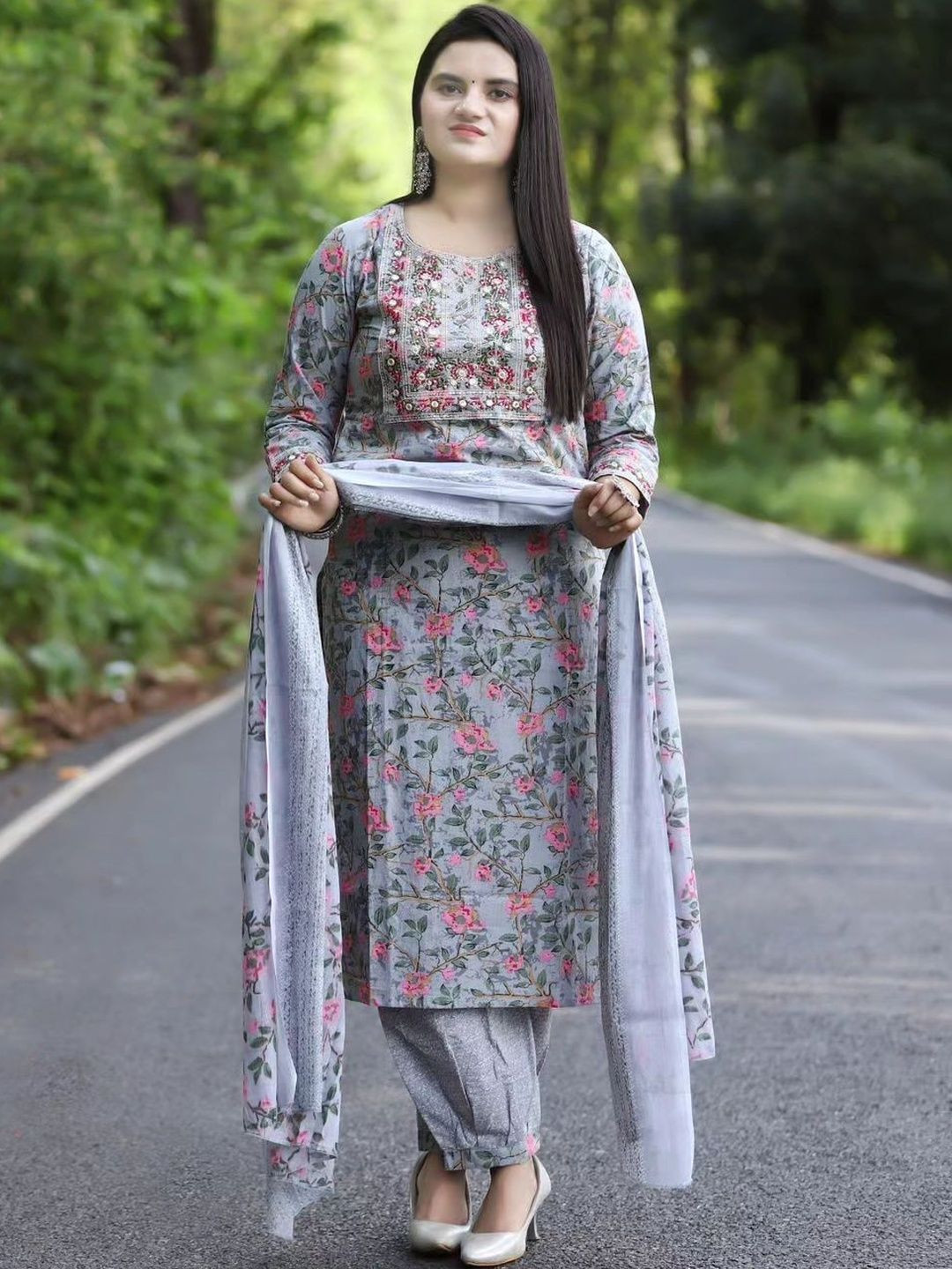 KULDEVYANI Women Floral Printed Regular Thread Work Kurta with Churidar & With Dupatta