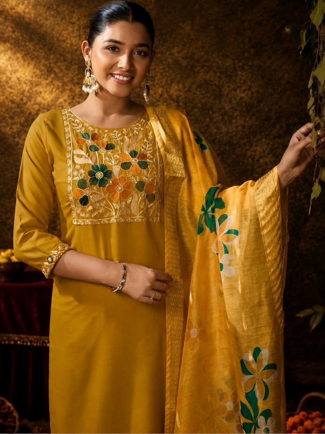 PAUSE Women Floral Embroidered Regular Thread Work Kurta with Trousers & With Dupatta