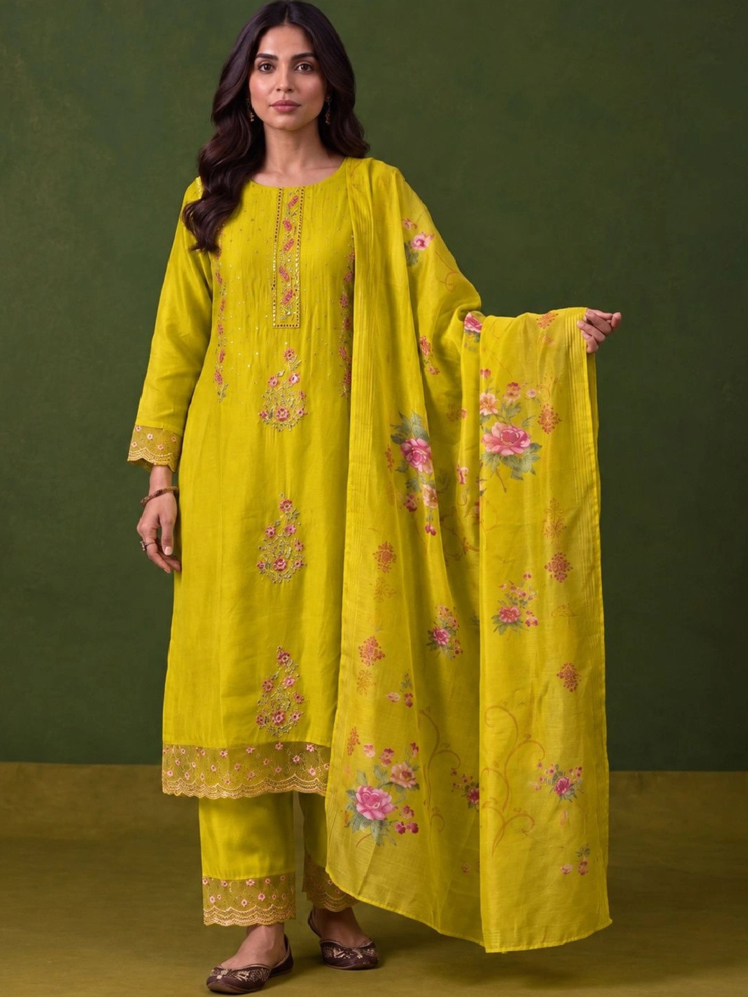 Varanga Women Floral Embroidered Regular Thread Work Kurta with Trousers & With Dupatta