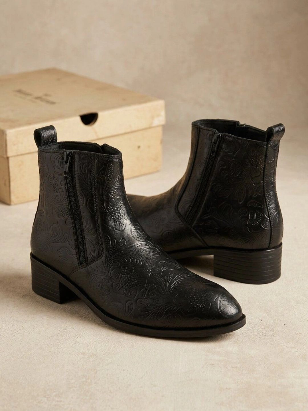 The Roadster Lifestyle Co Men Textured Pointed Toe Zip Regular Boots