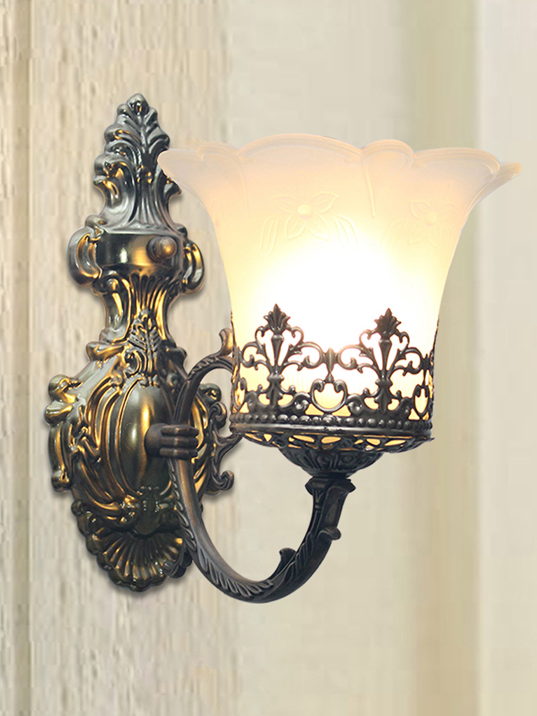 SHREE KALA HOME DECOR Silver-Toned Wall Light With Tulip