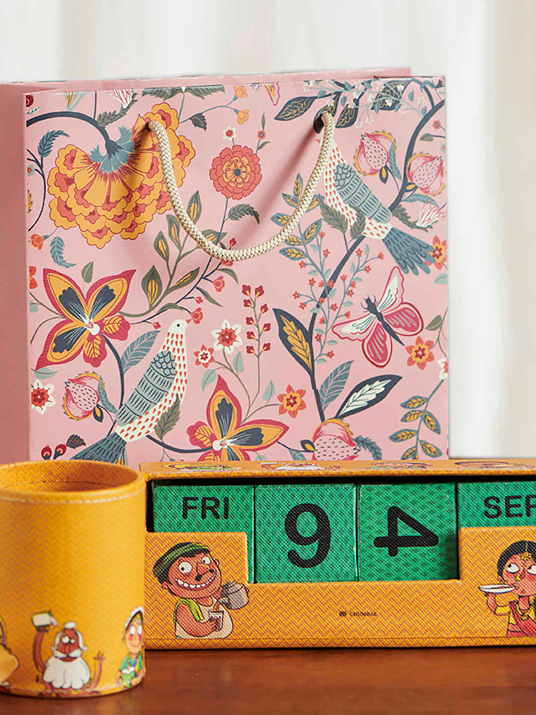 Chumbak Set of 2 Printed Calendar & Pen Holder Gift Set