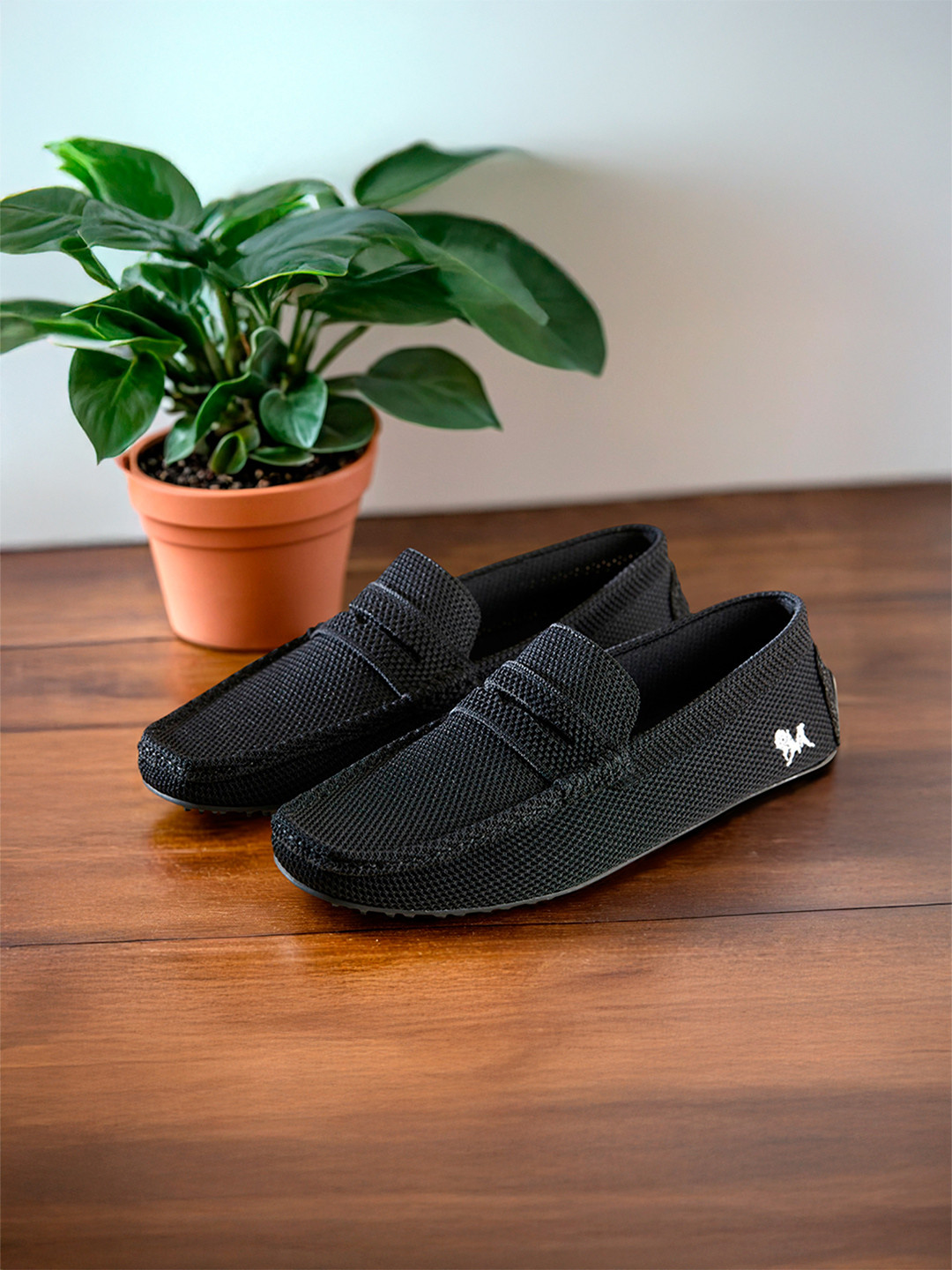 NEEMANS Men Black Solid Slip-On Sneakers