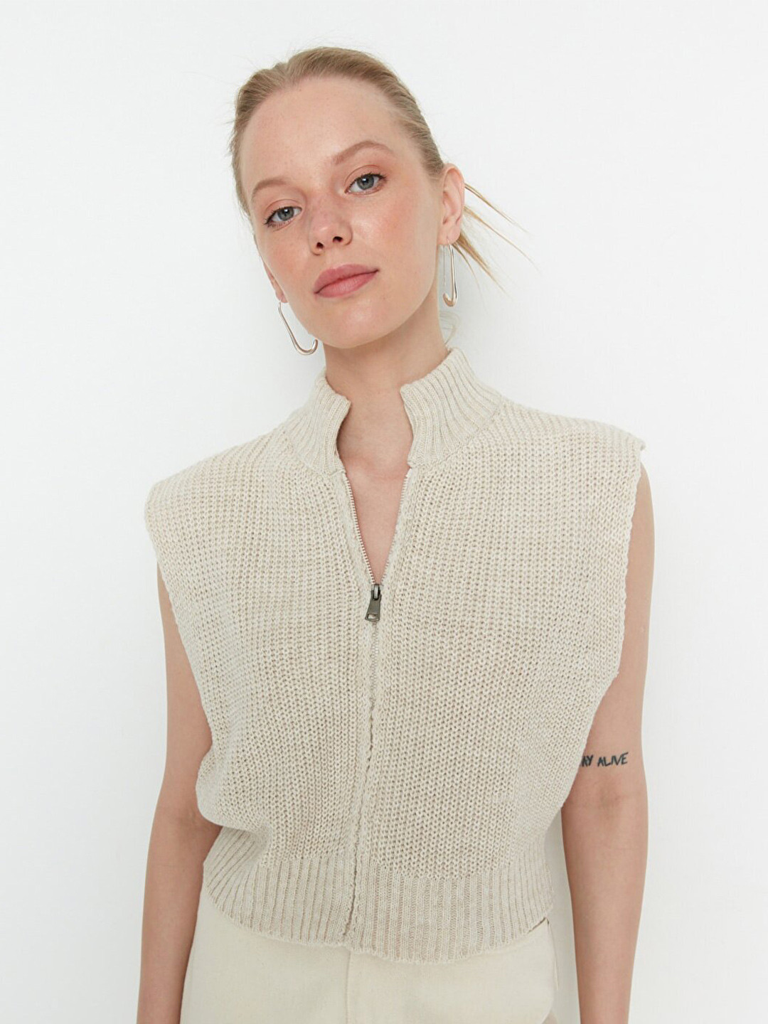 Trendyol Women Beige Crop Acrylic Cardigan