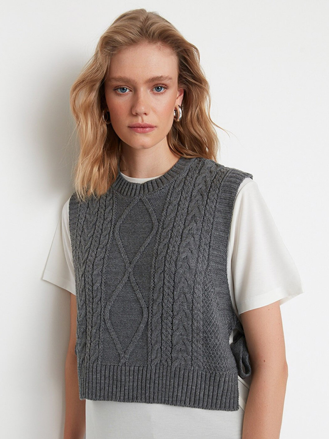 Trendyol Women Charcoal Crop Sweater Vest