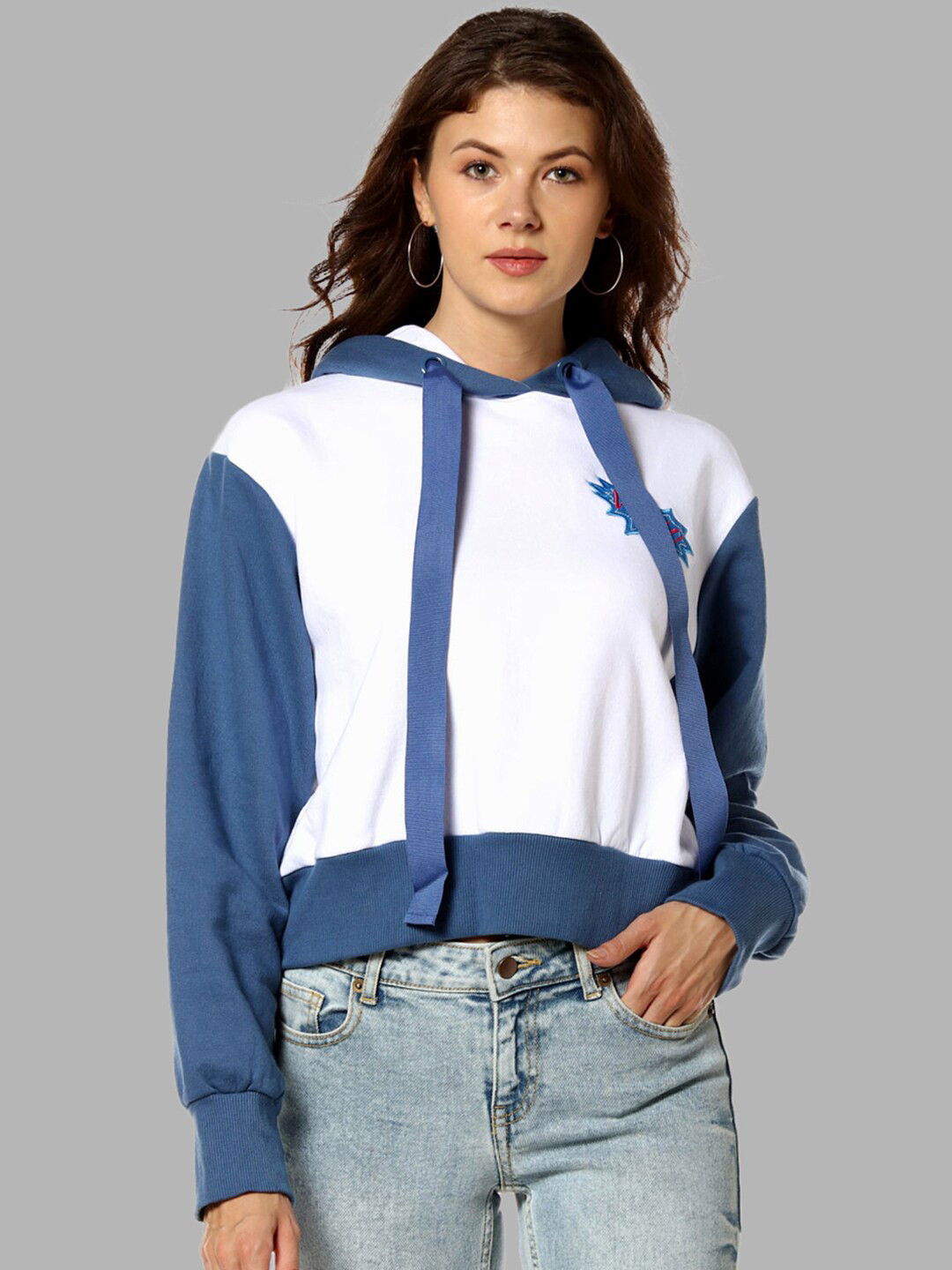 Campus Sutra Women White and Blue Printed Hooded Cotton Crop Sweatshirt