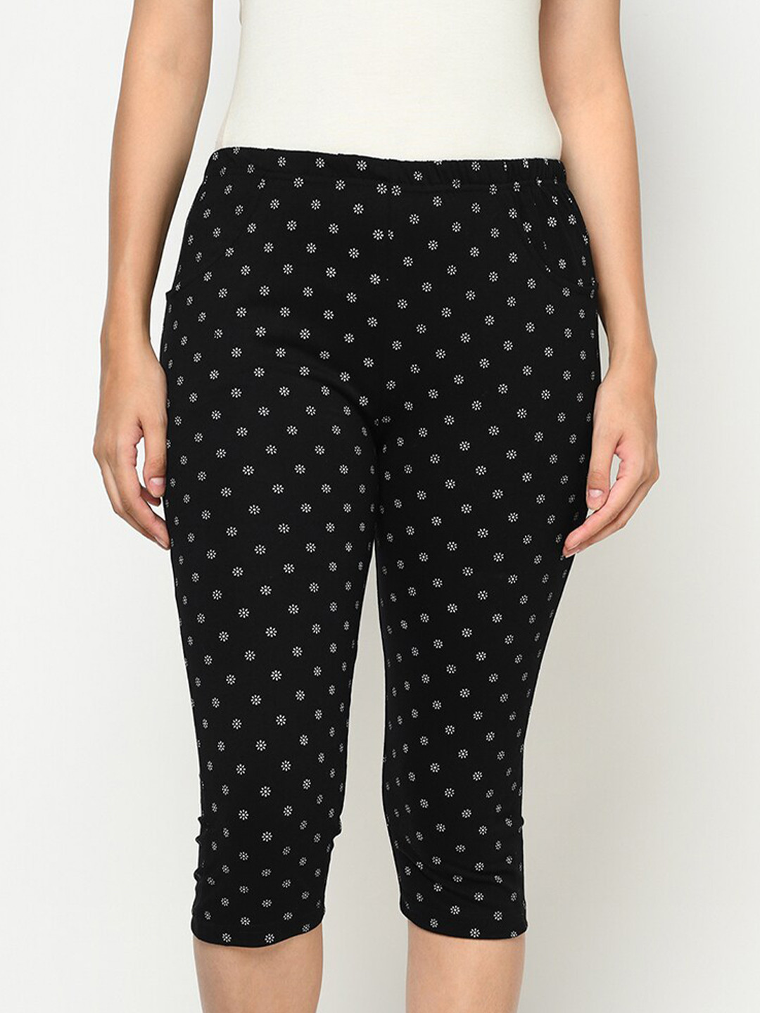 Espresso Women Black & White Printed Pure Cotton Regular Fit Capris