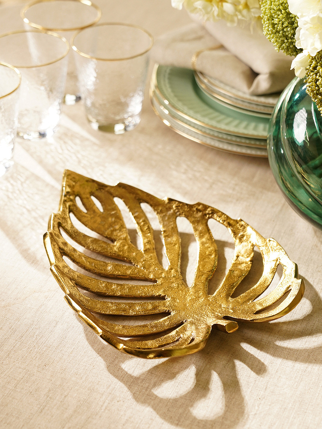 Pure Home and Living Gold-Toned Solid Leaf Shaped Serveware