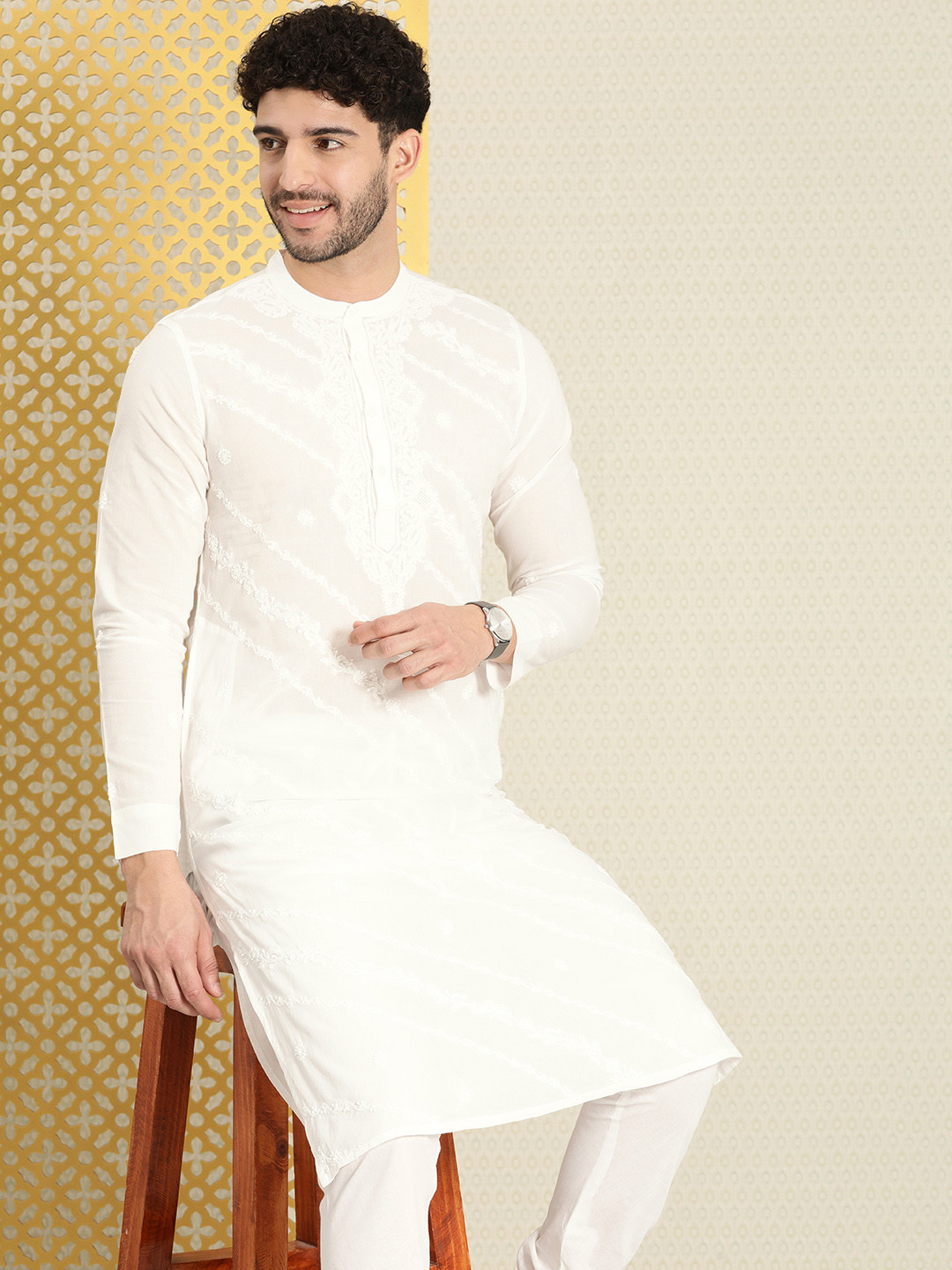 House of Pataudi Men Jashn Embroidered Thread Work Pure Cotton Kurta with Churidar