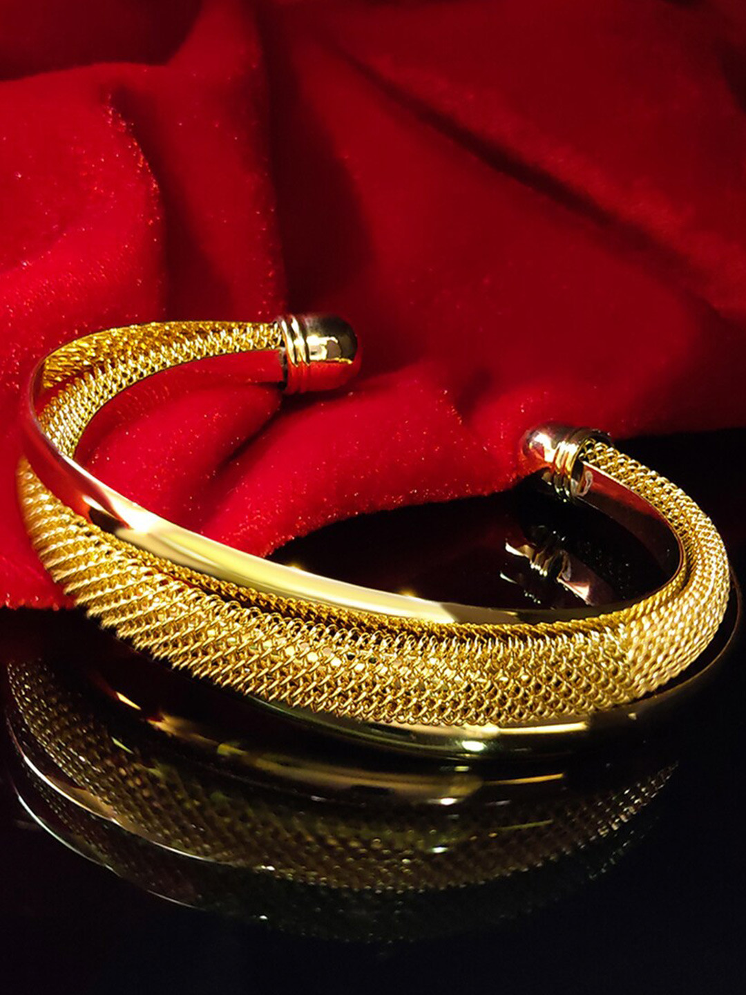 Saizen Unisex Gold-Toned Brass Gold-Plated Kada Bracelet
