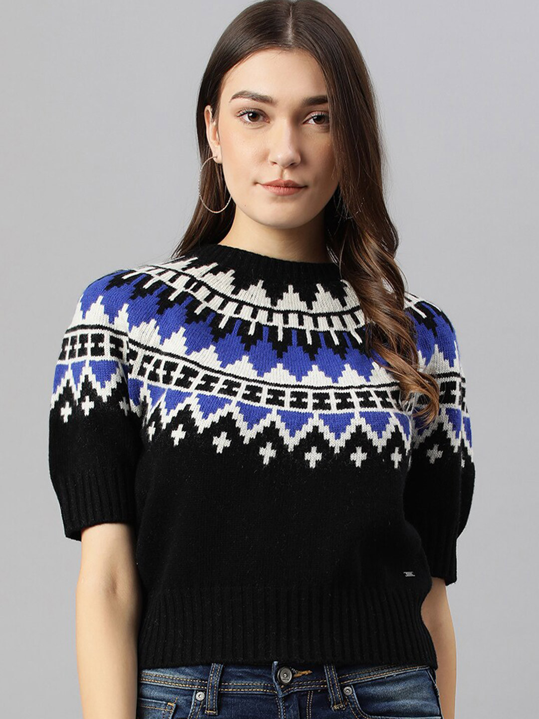 Woods Women Black & Blue Crop Pullover