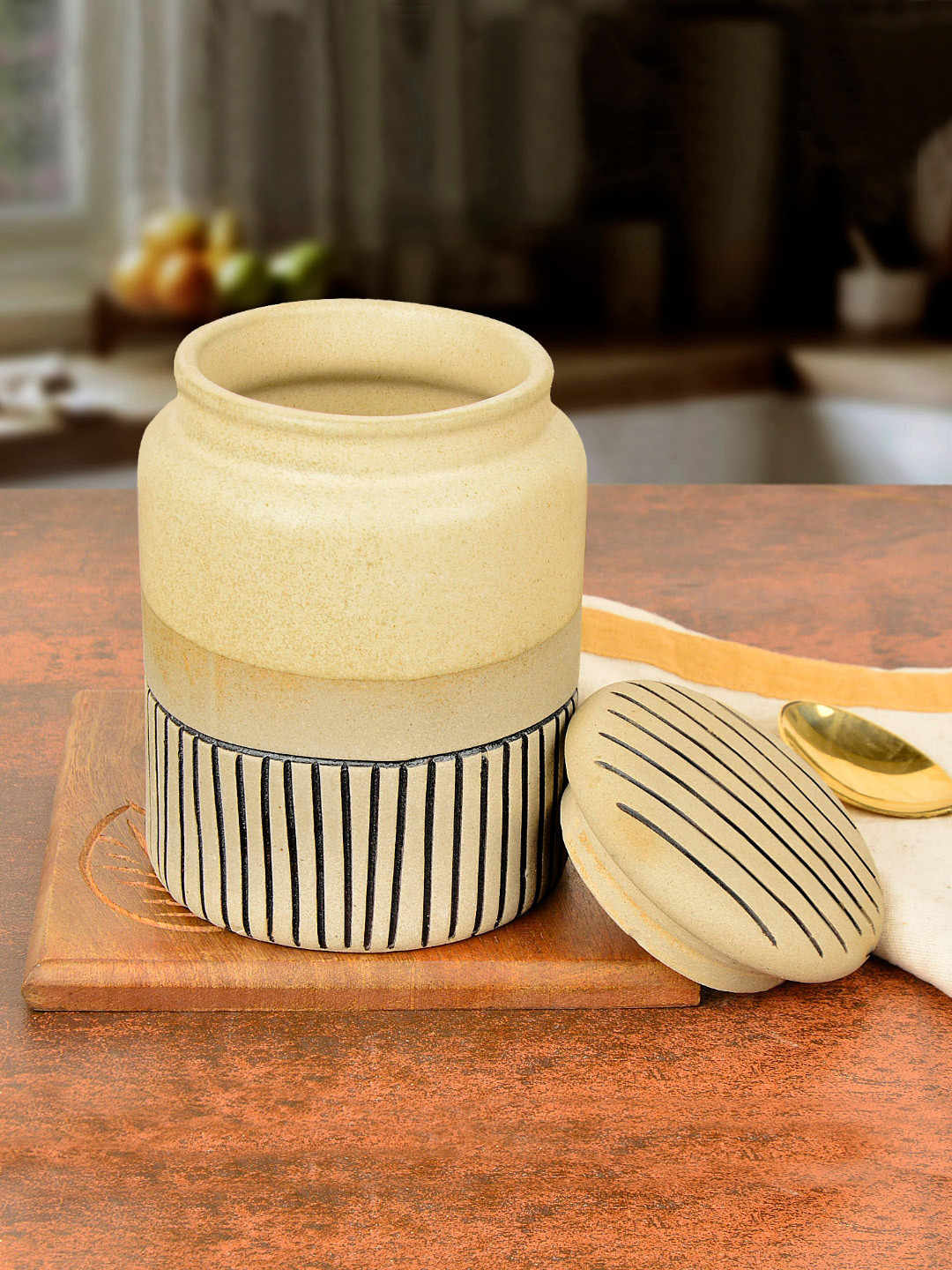 Stylemyway Handcrafted off White Striped Ceramic Dishwasher Safe Clip-On Jar-700ml