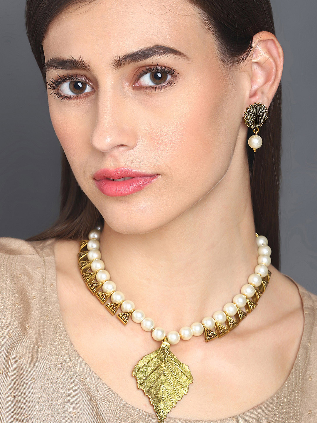 SOHI White Gold-Plated Pearl Beaded Antique Jewellery Set
