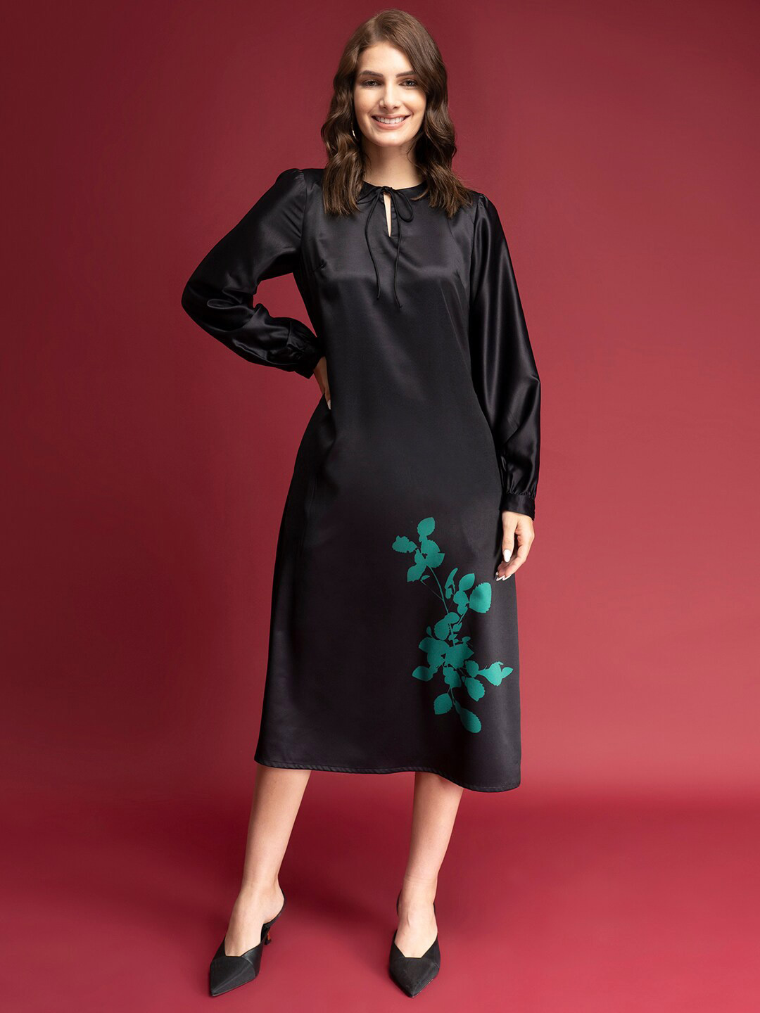 FableStreet Women Black & Green Tie-Up Neck Satin Formal Sheath Midi Dress