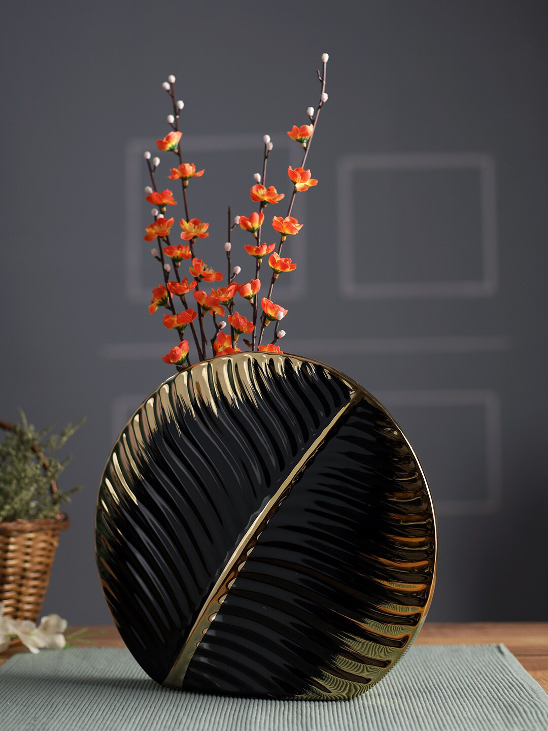 TAYHAA Black Solid Ceramic Leaf Shaped Vase