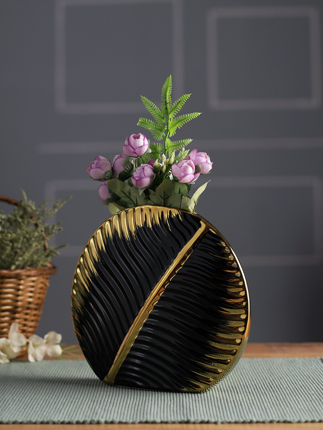 TAYHAA Black Textured Leaf Shaped Flower Vase