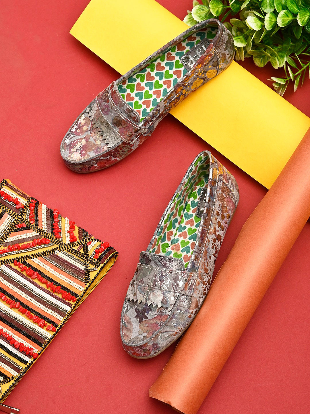 Hydes N Hues Women Silver-Toned Printed Leather Loafers