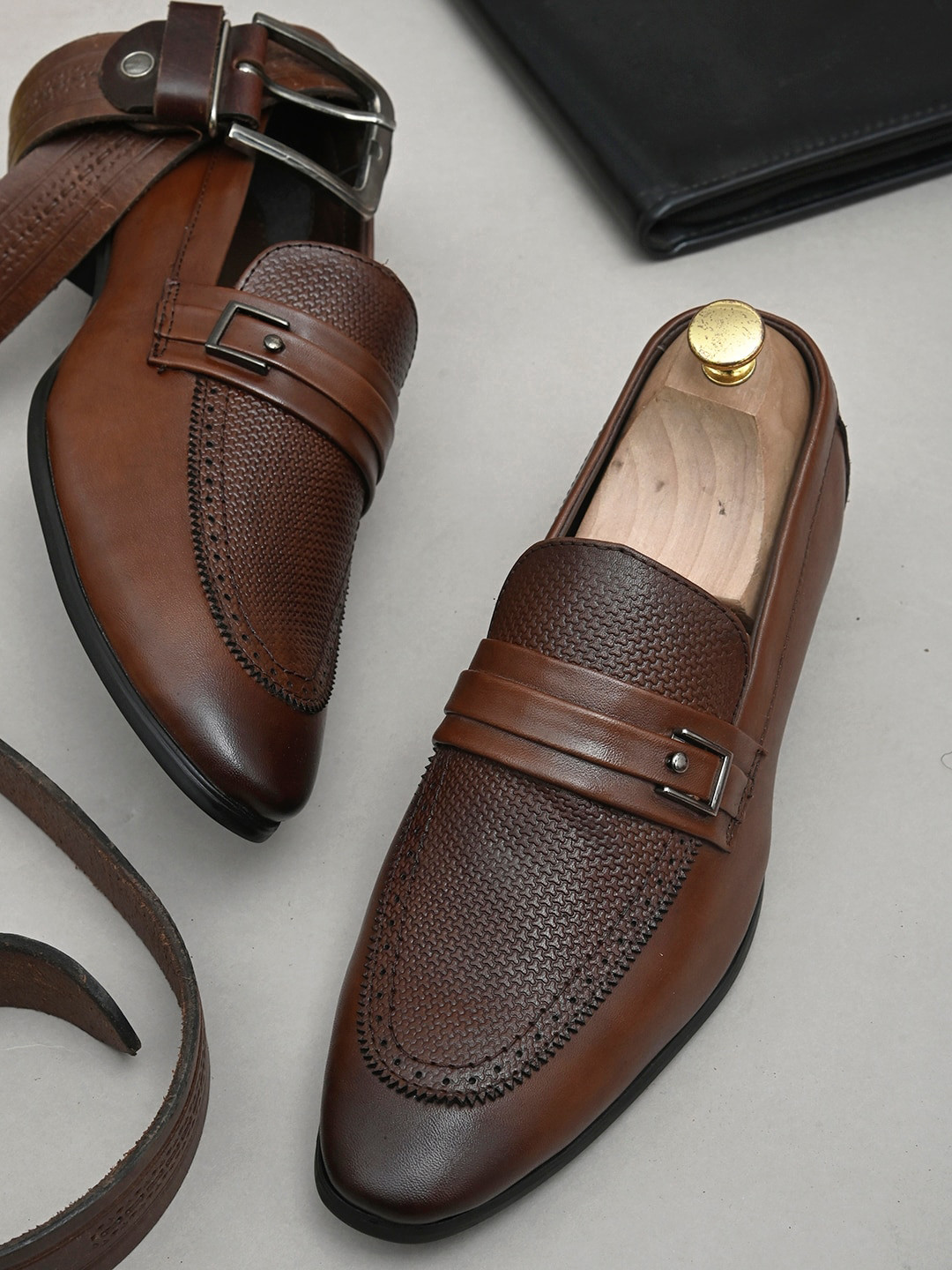 pelle albero Men Brown Textured Leather Formal Slip-Ons