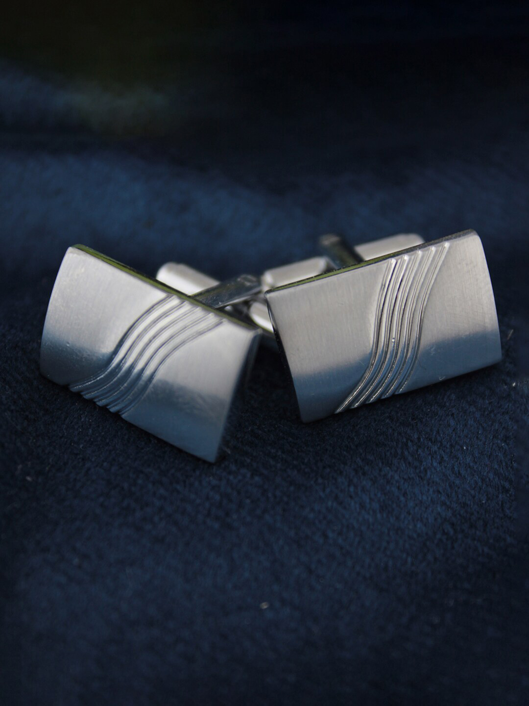 Kavove Men Silver-Plated Rectangle Shape Cufflink