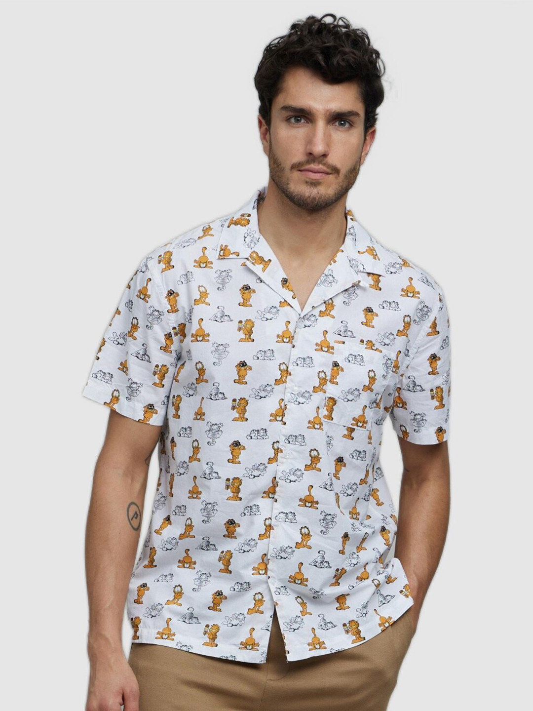 Celio Men Off White & Beige Garfield Printed Cotton Short Sleeves Casual Shirt