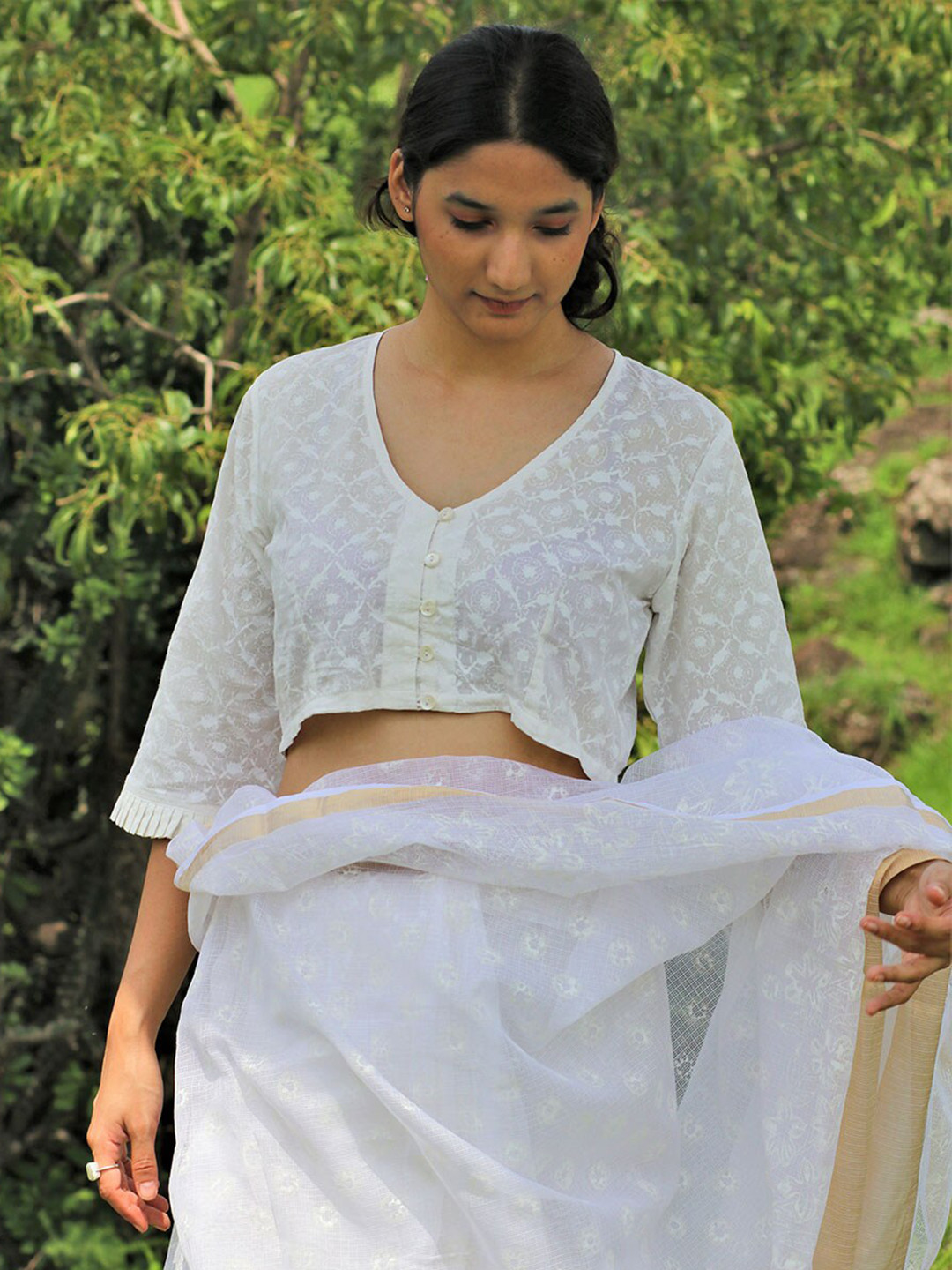 Chidiyaa Women White Hand printed Pure Cotton Saree Blouse