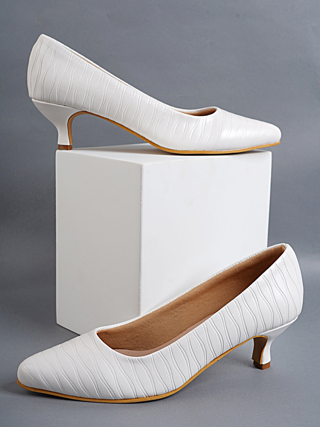 DressBerry White Textured Velvet Kitten Pumps