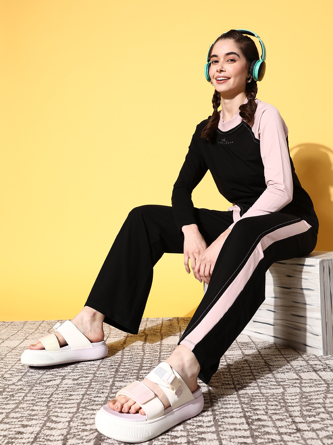 ANWAIND Women Black & Pink Colorblocked Co-Ords