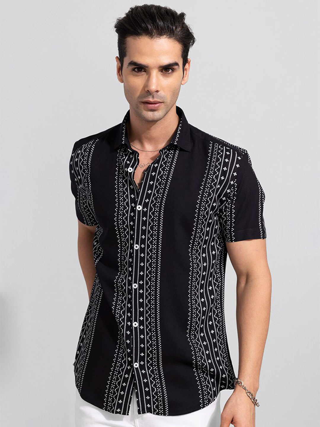 Snitch Men Black Geometric Printed Slim Fit Casual Shirt