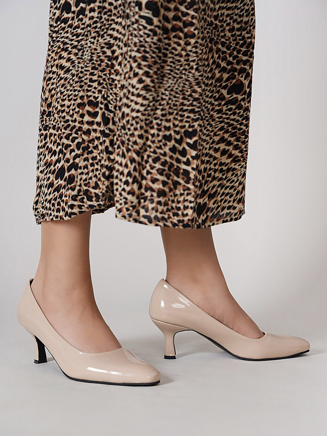 DressBerry Cream-Coloured Kitten Pumps Heels