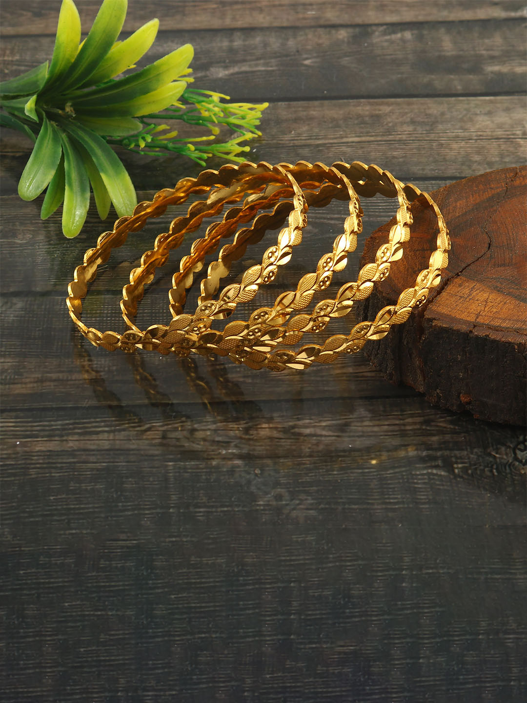 Jewar Mandi Set Of 4 Gold-Plated Bangle