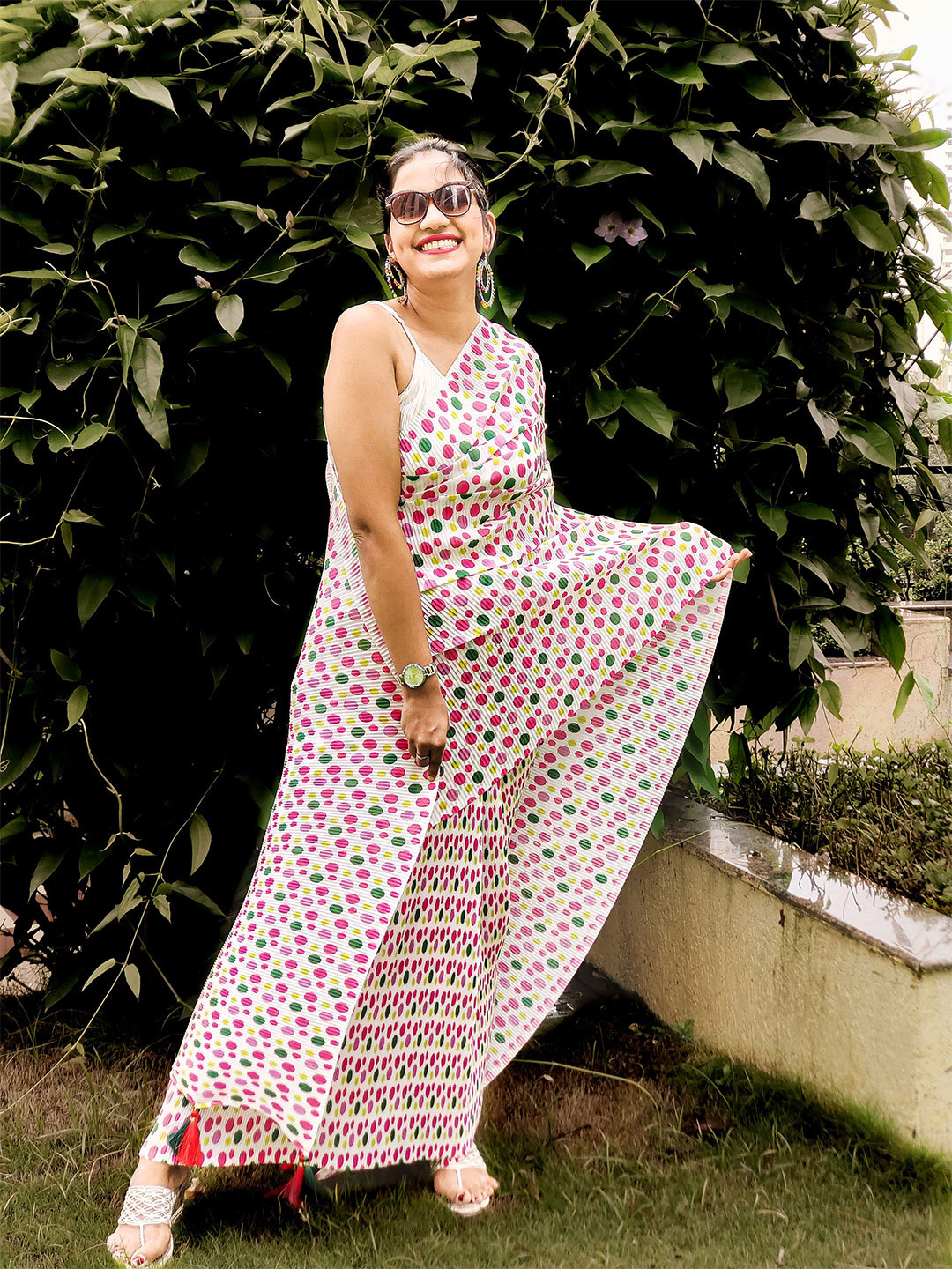 Apaapi Threads of glory White & Green Polka Dot Crushed Saree