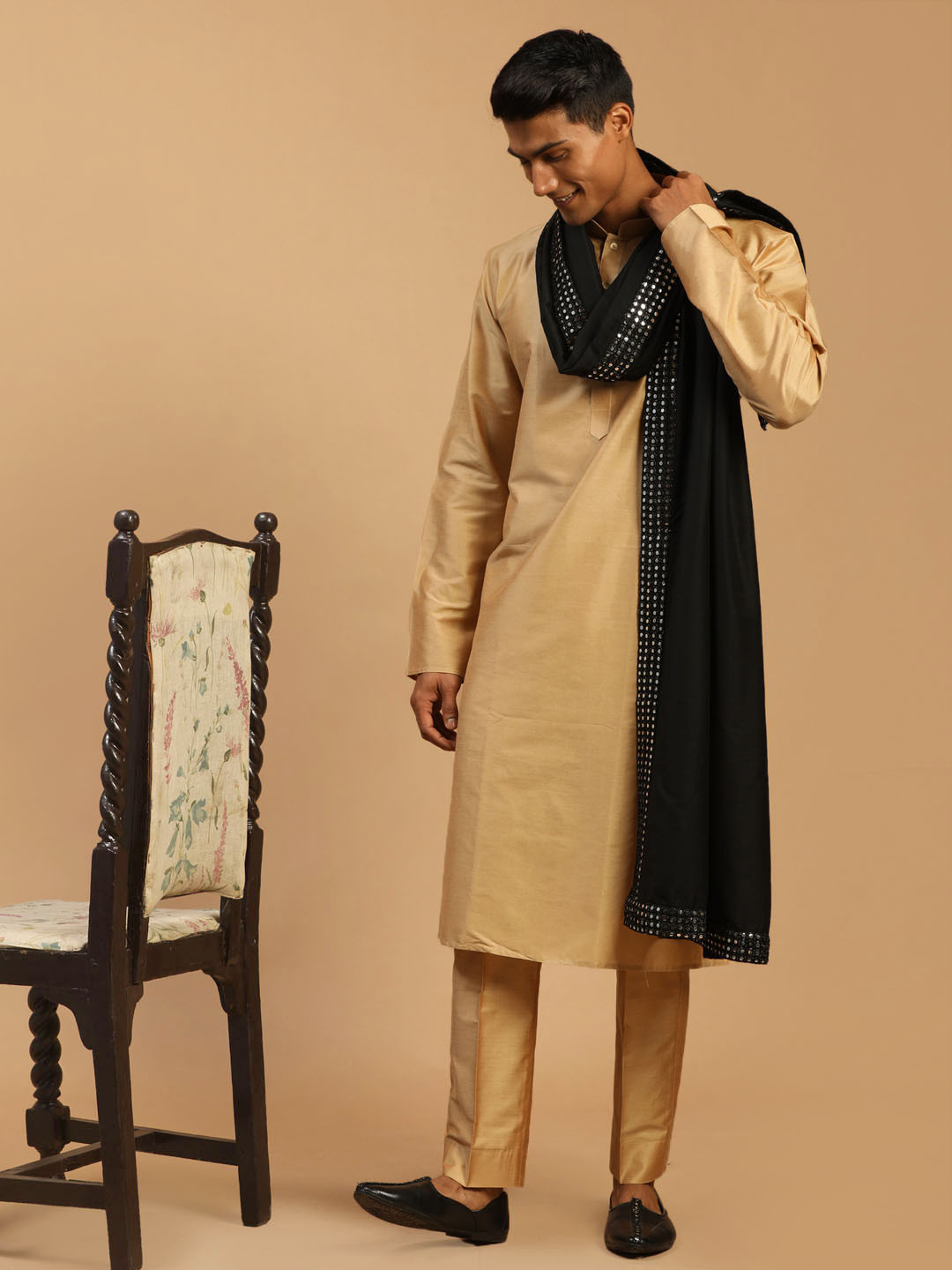 VASTRAMAY Men Rose Gold Straight Kurta With Pyjama & Black Mirror Work Dupatta