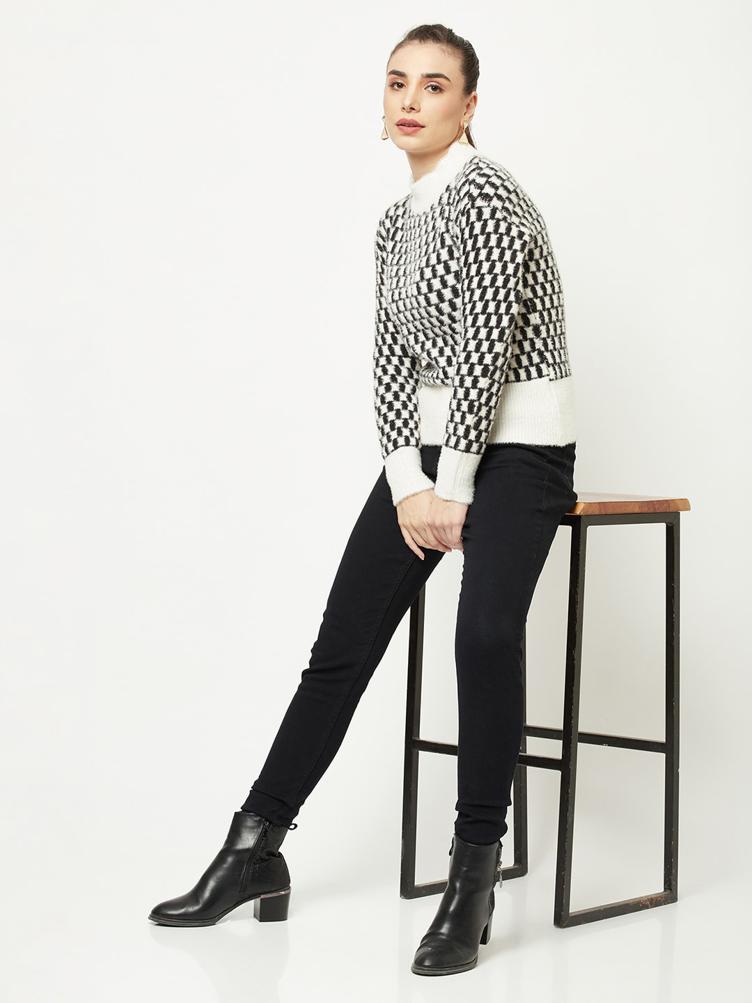 Crimsoune Club Women White & Black Pullover with Fuzzy Detail