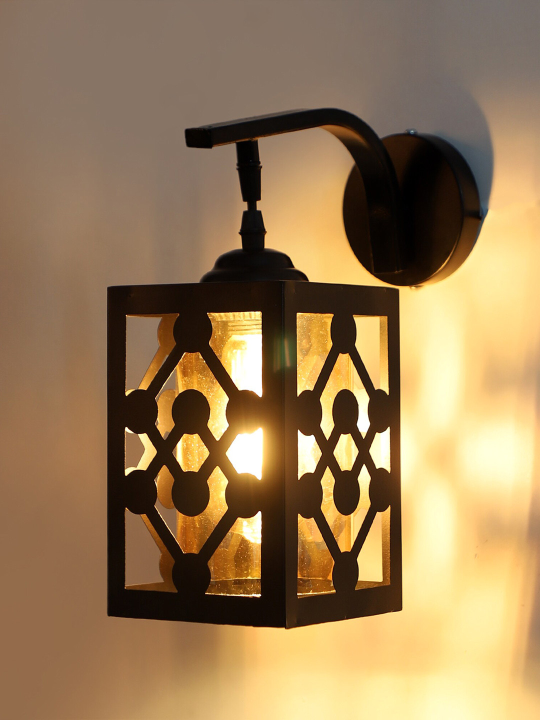 MFD HOME FURNISHING Gold-Toned & Black Textured Square Wall Lamp