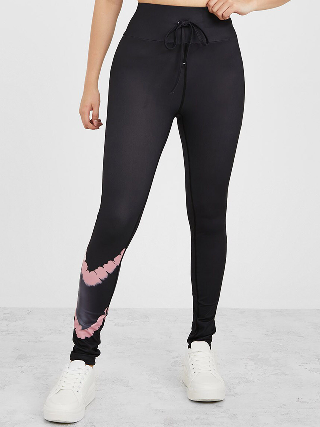 Styli Women Black Tie & Dye Inverted V Print Tights