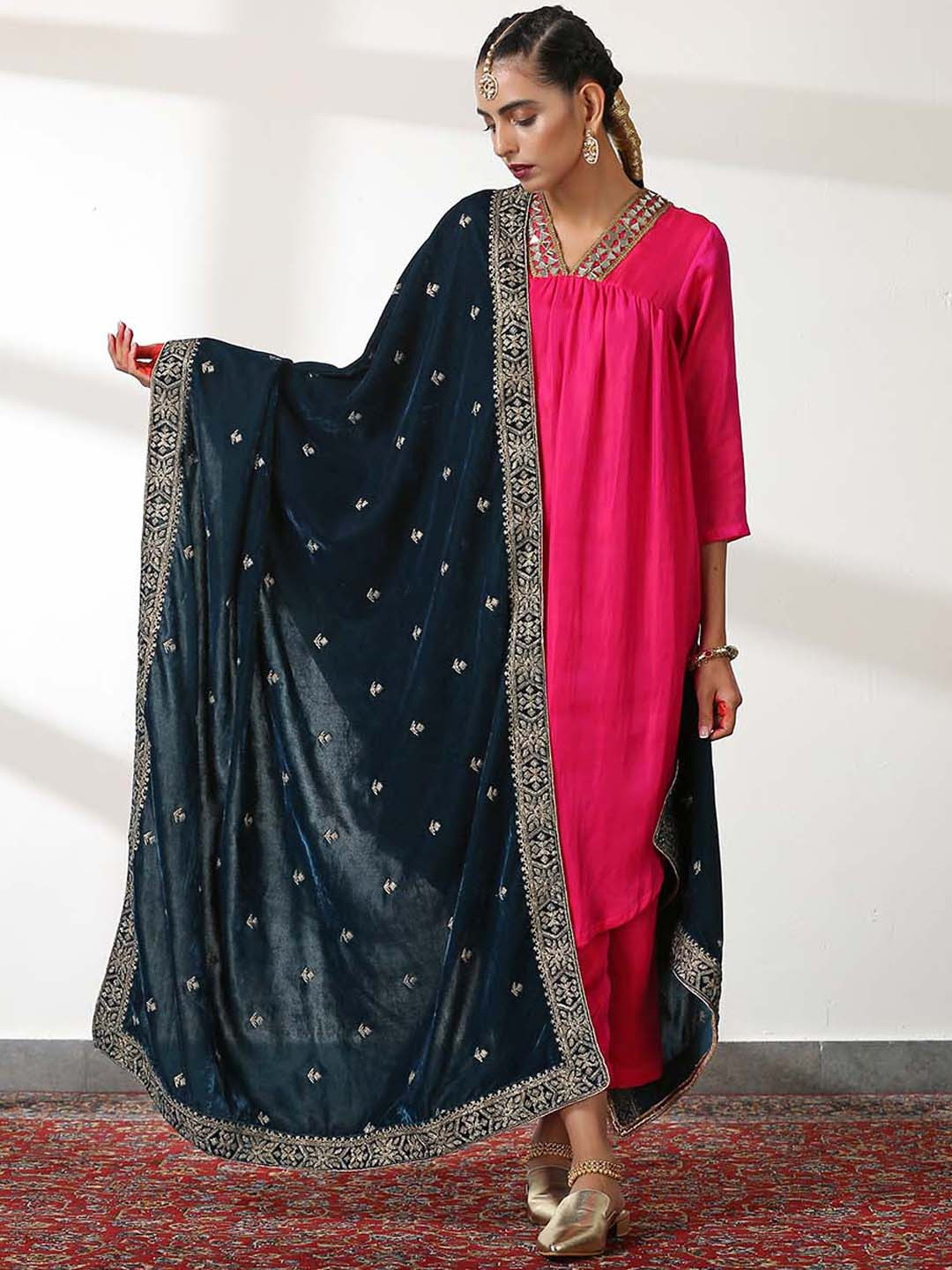 Swtantra Women Embroidered Velvet Winter Shawl