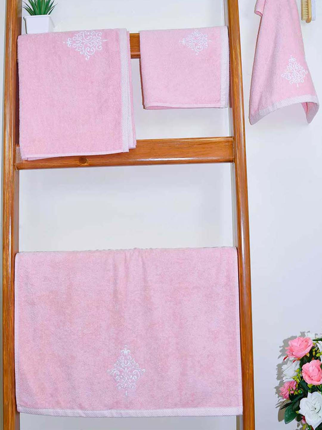 RANGOLI Pink Set Of 4 Embroidered 600GSM Organic Royal Bamboo Towel Set