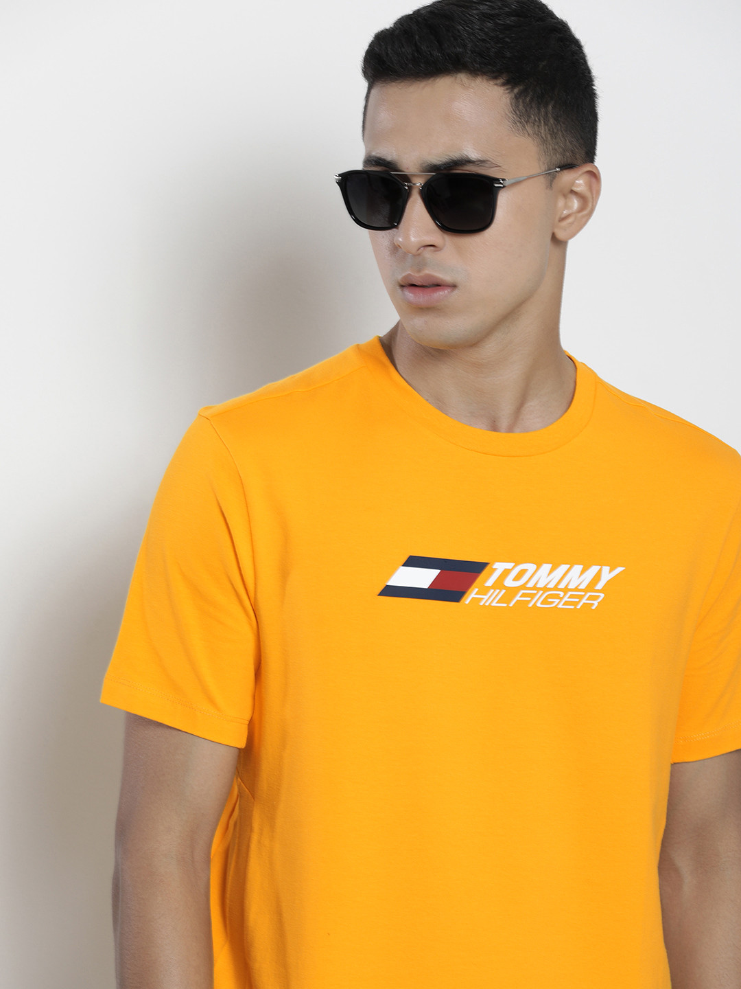 Tommy Hilfiger Men  Sustainable Brand Logo Printed Moisture Wicking Applique T-shirt