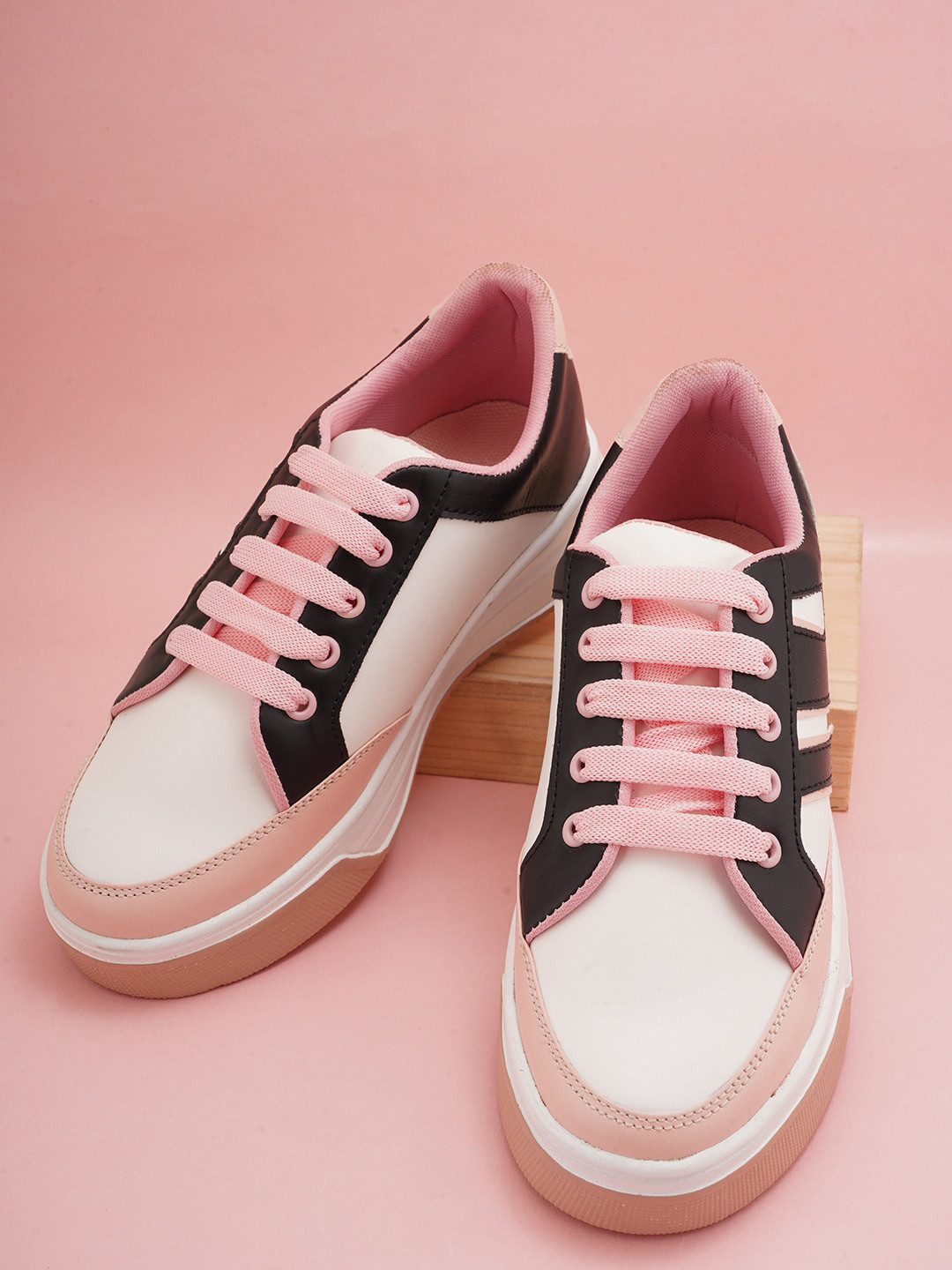 SAPATOS Women Peach-Coloured Colourblocked Sneakers